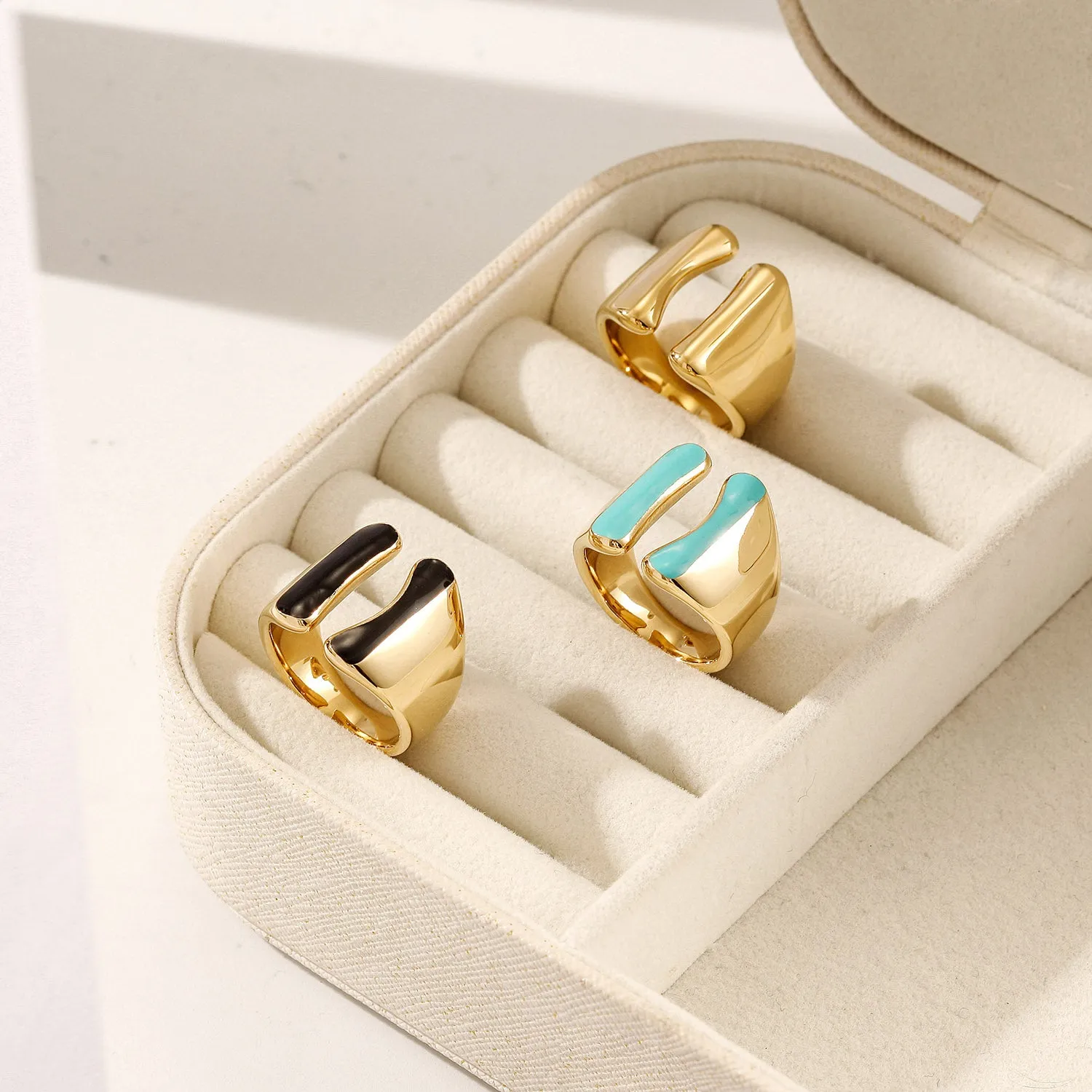 Intermediate color exaggerated smooth ring-NSR261STGCBU