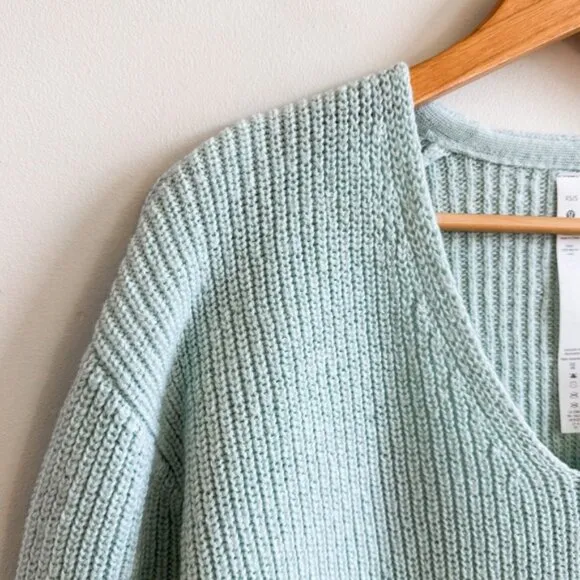 LULULEMON • Merino Wool V-Neck Sweater in Delicate Mint • XS/S