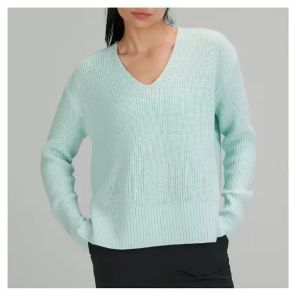 LULULEMON • Merino Wool V-Neck Sweater in Delicate Mint • XS/S