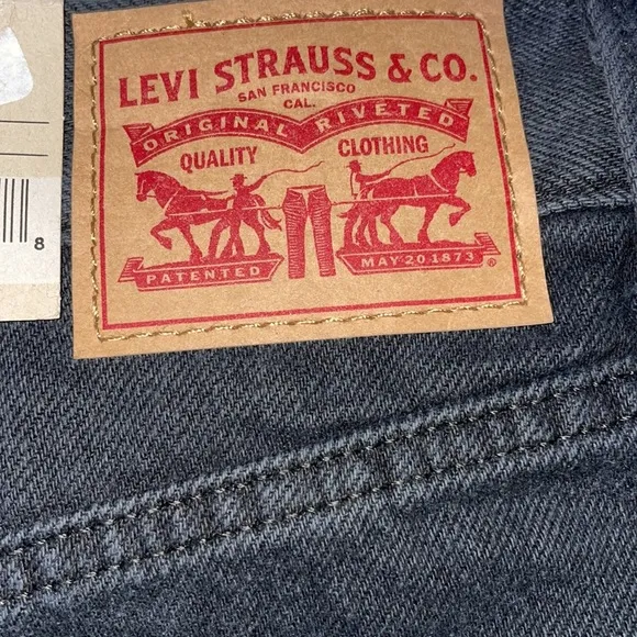 NWT Levi’s High Waisted Mom Jeans, Size 31