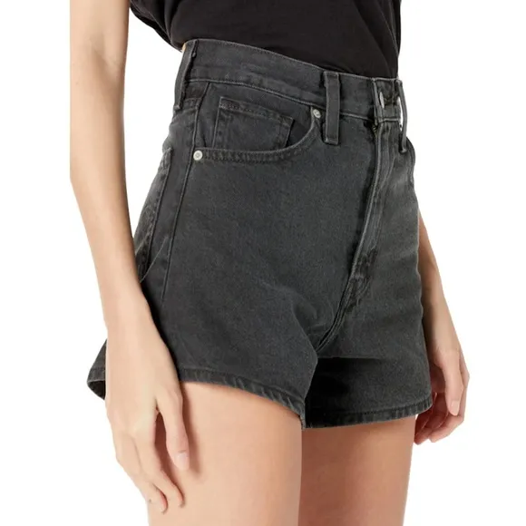 NWT Levi’s High Waisted Mom Jeans, Size 31