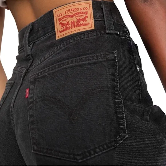 NWT Levi’s High Waisted Mom Jeans, Size 31