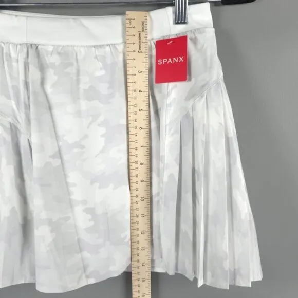 NWT Spanx Women’s Get Moving Pleated Skort Skirt Shorts White Camo 50273R SMALL
