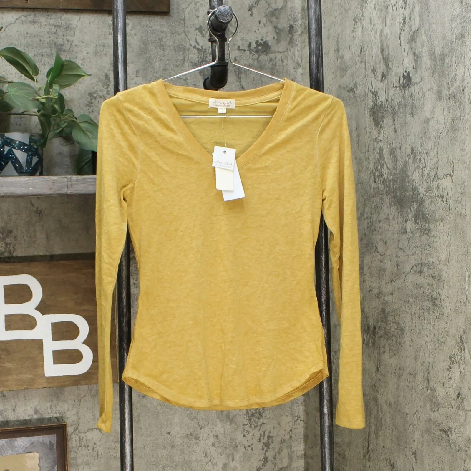 NWT Ultra Flirt Women's Long Sleeve Textured Boyfriend T-Shirt. RK312906MC Small