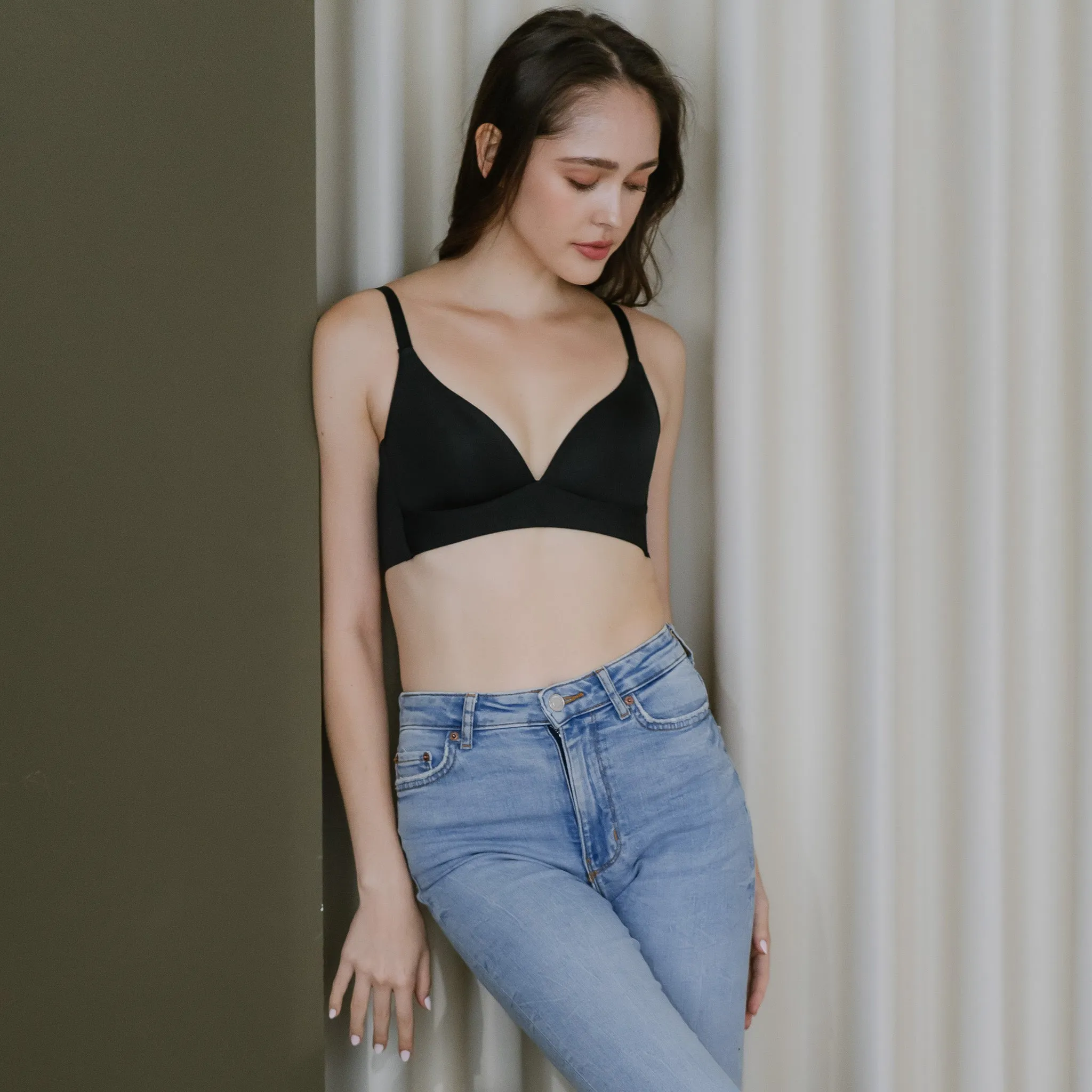 Oh-So-Light! Deep V-Plunge Lightly-Lined Wireless Bra in Black