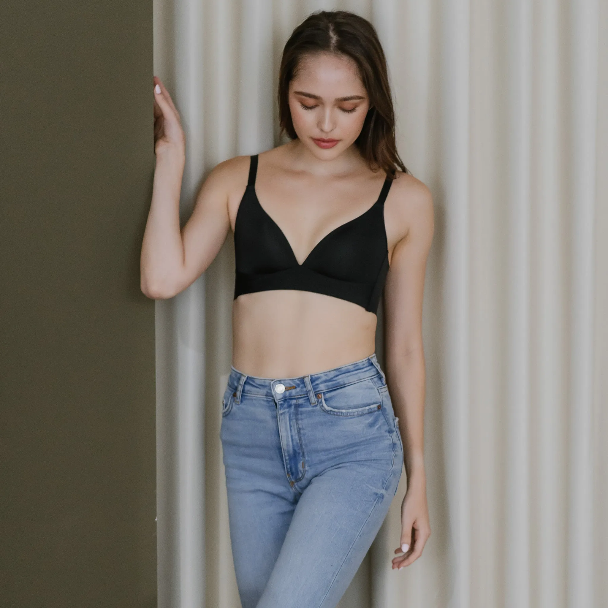 Oh-So-Light! Deep V-Plunge Lightly-Lined Wireless Bra in Black