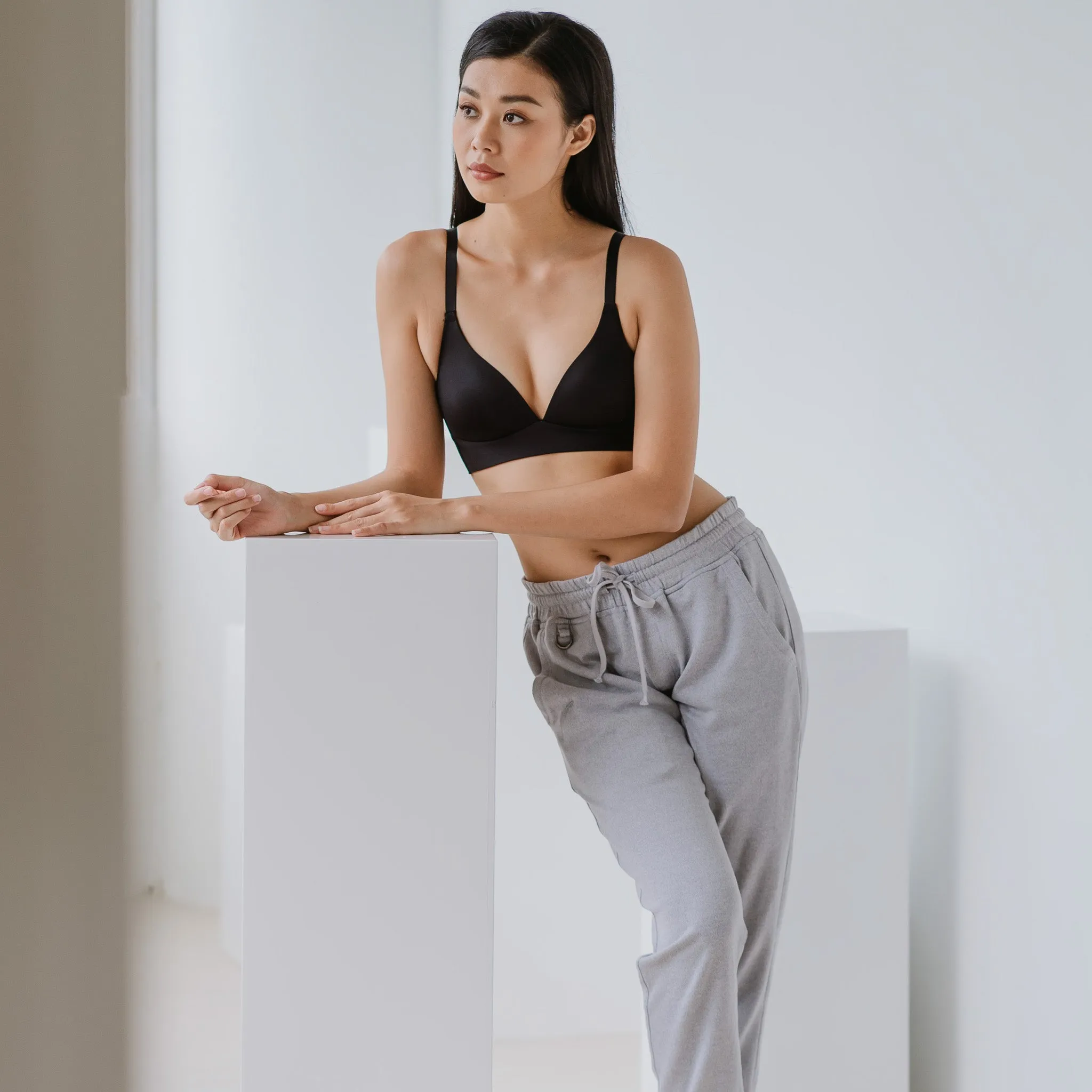 Oh-So-Light! Deep V-Plunge Lightly-Lined Wireless Bra in Black