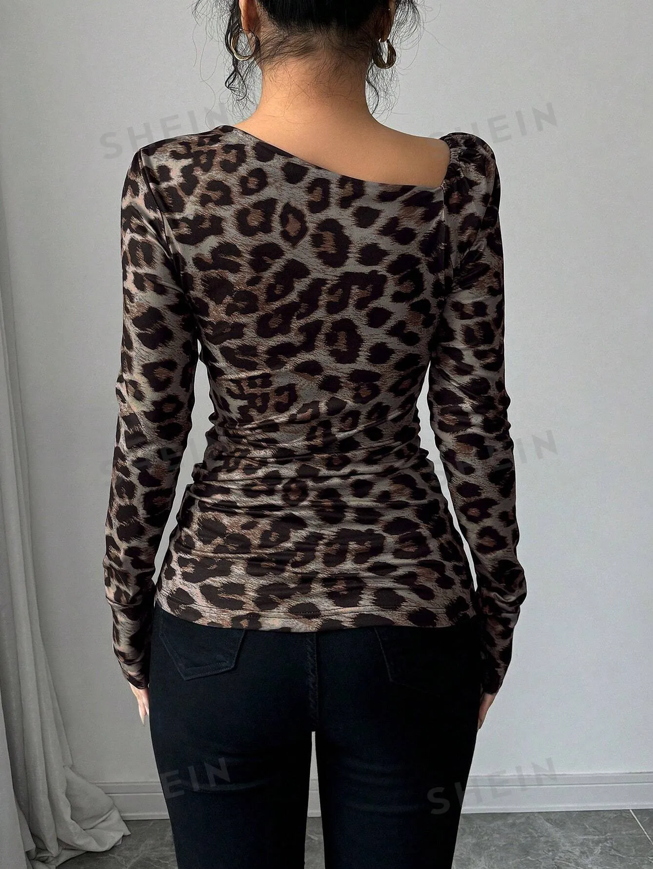 Privé Elegant Form-Fitting Oblique Shoulder Long Sleeve Ruched Shoulder & Waist Leopard Print Marl Knit Women T-Shirt