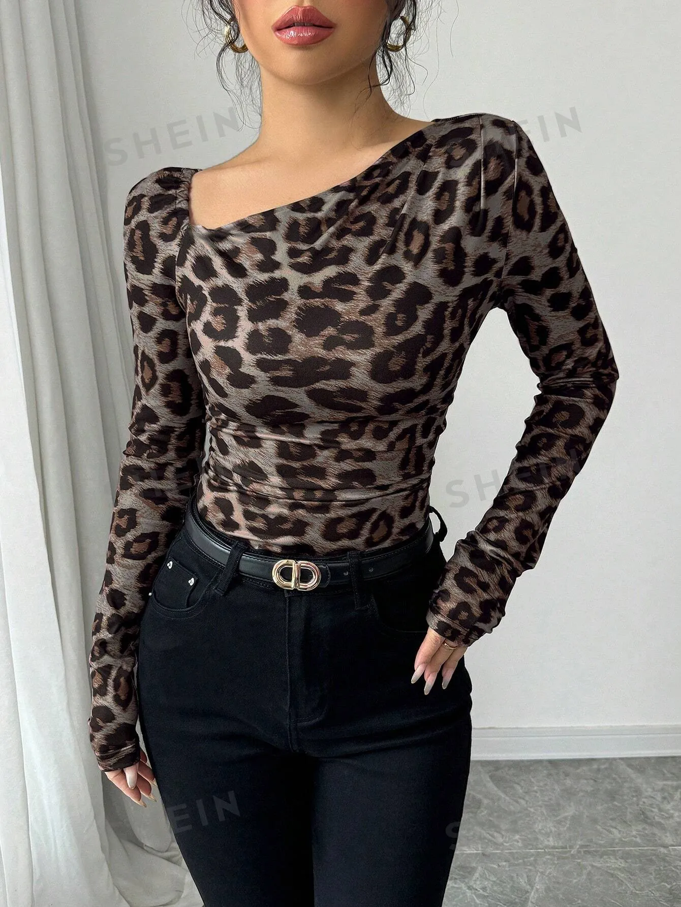 Privé Elegant Form-Fitting Oblique Shoulder Long Sleeve Ruched Shoulder & Waist Leopard Print Marl Knit Women T-Shirt