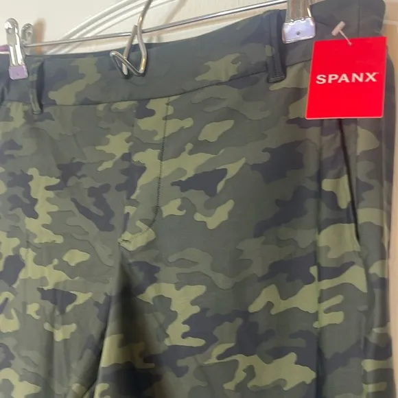 SPANX Sunshine Shorts Green Camo Medium 6” inseam
