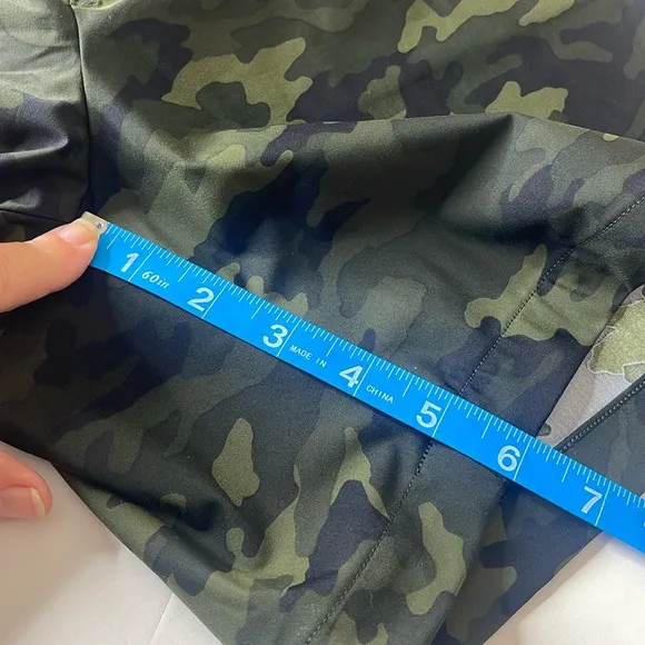 SPANX Sunshine Shorts Green Camo Medium 6” inseam